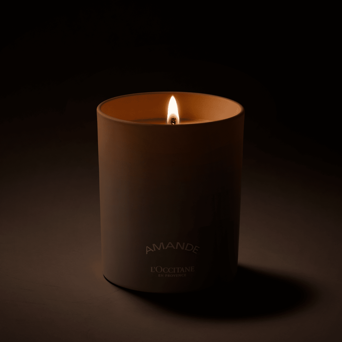 Migdolų kvapioji žvakė Normal L'Occitane